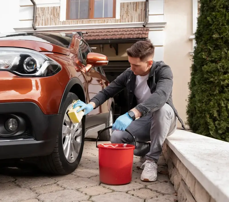 Lavage auto à domicile Saint-Hilaire-le-Vouhis : professionnel intervenant sur un véhicule
